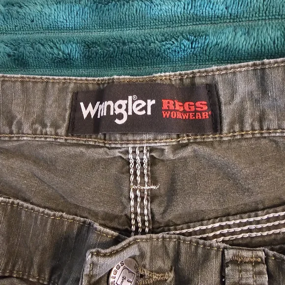 Wrangler Men's Olive and Gray Cargo Shorts - Picture 9 of 12